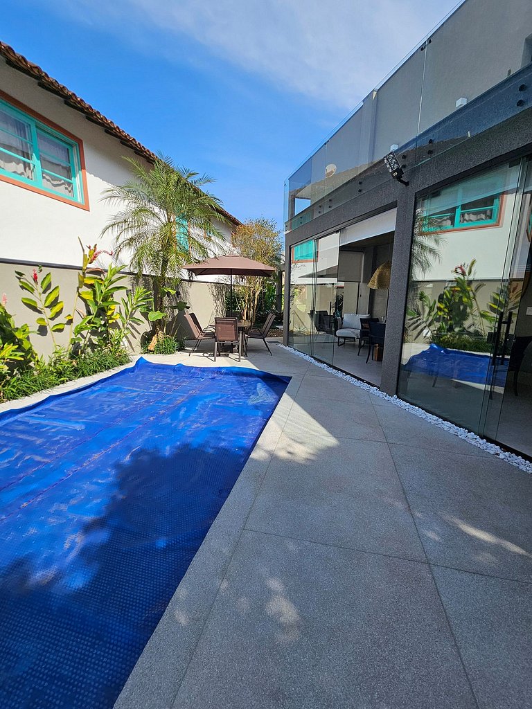 Casa pé na areia recuada com piscina aquecida